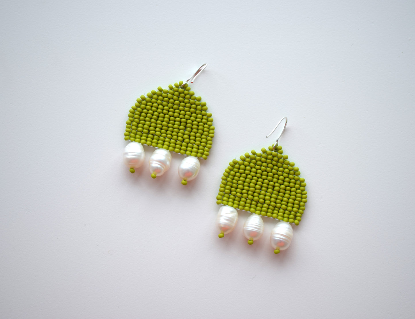 Olive earrings with pearls