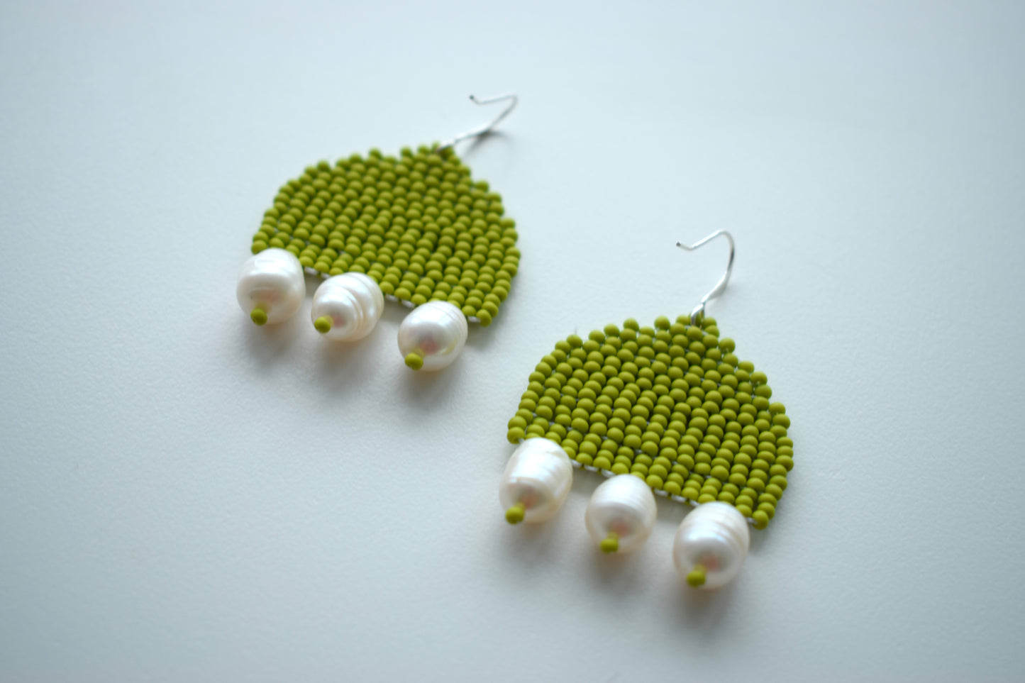 Olive earrings with pearls