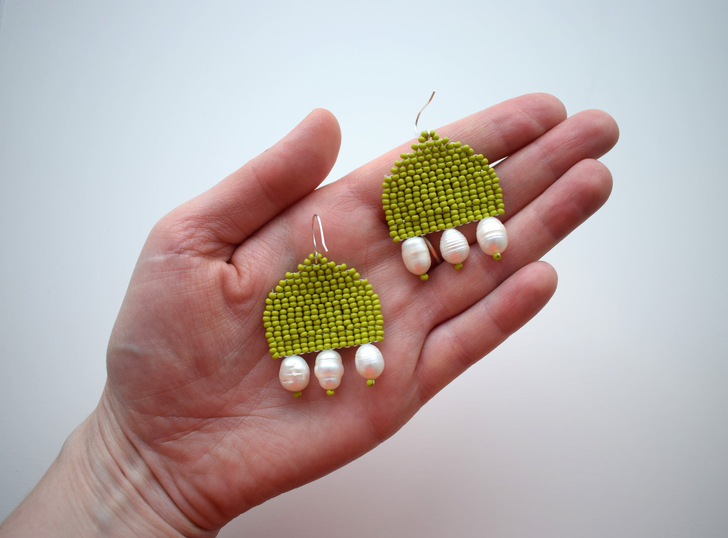 Olive earrings with pearls