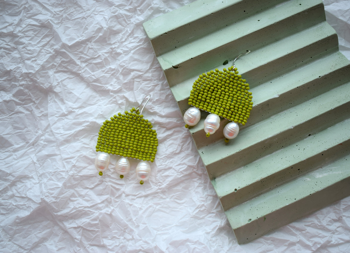 Olive earrings with natural pearls. Lightweight.  Length (*with hooks) - 5.5 cm (2.1 inches). Width - 3.5 cm (1.3 inches).  Custom color of this design - message me.