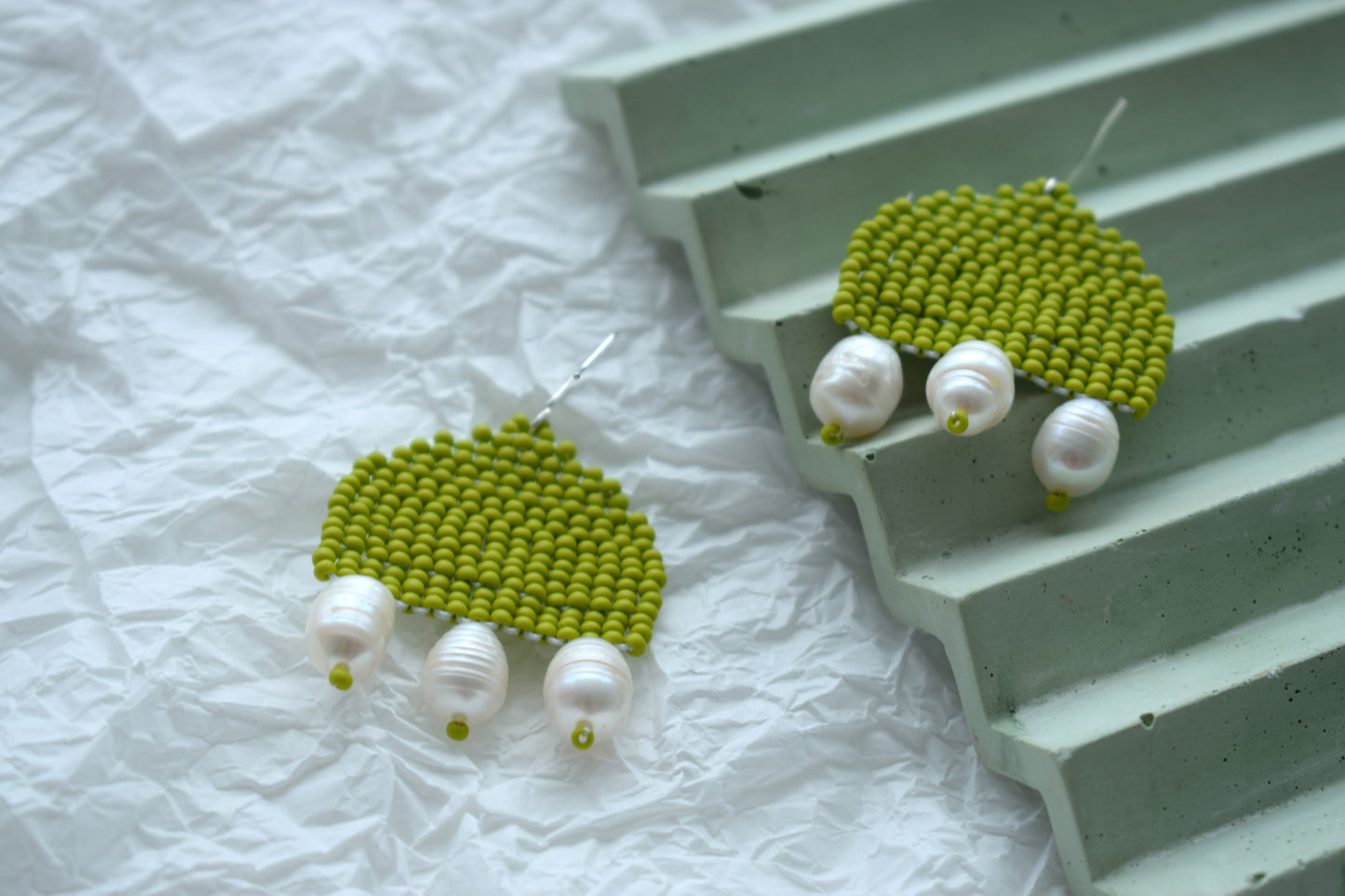 Olive earrings with pearls